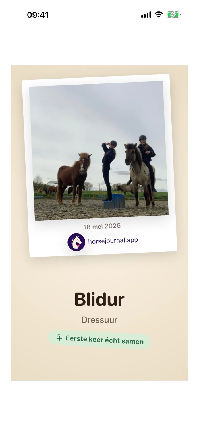 Een HorseJournal-herinneringskaart: twee ruiters met hun IJslandse paarden, met datum en klaar om te bewaren.