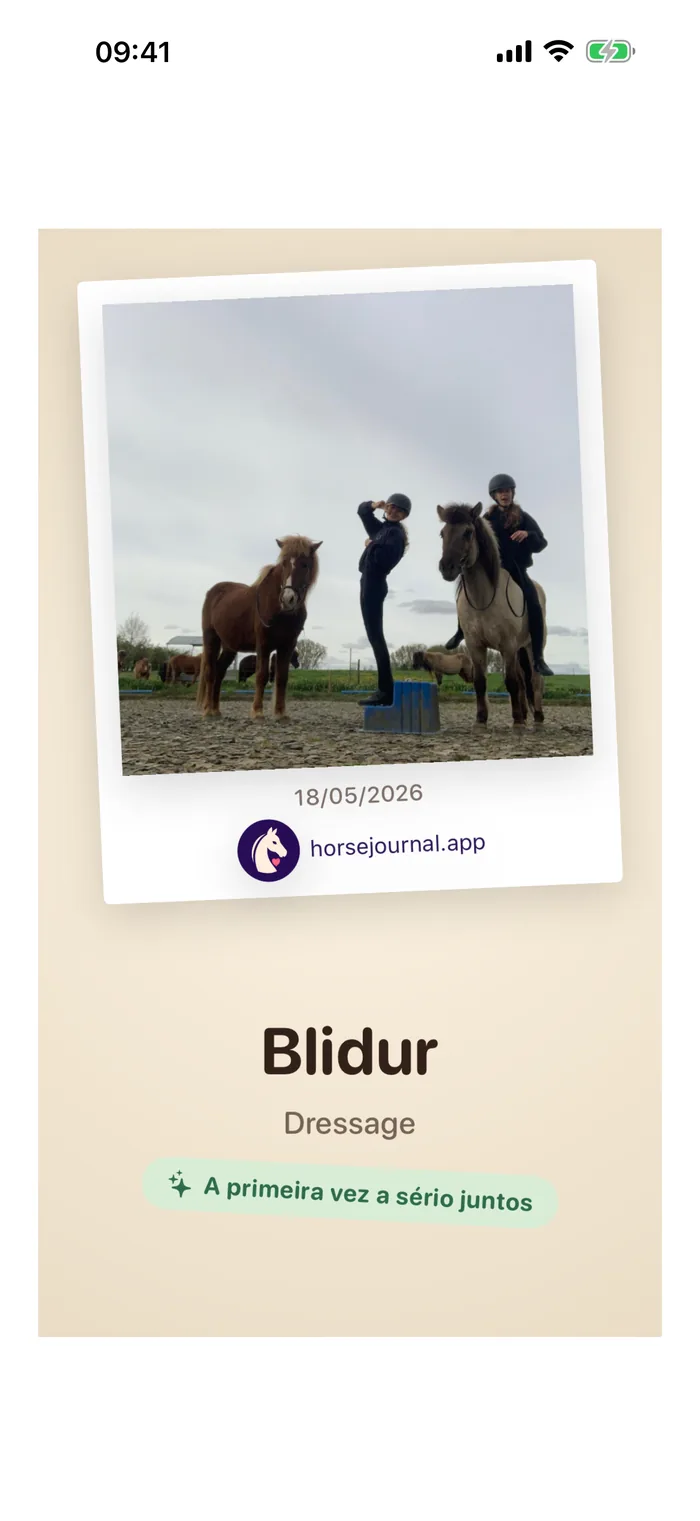 Um cartão de recordação do HorseJournal: duas cavaleiras com os seus cavalos islandeses, datado e pronto a guardar.
