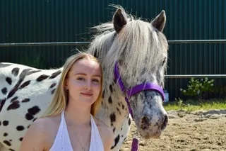 Lotte sammen med sin pony Sparrow